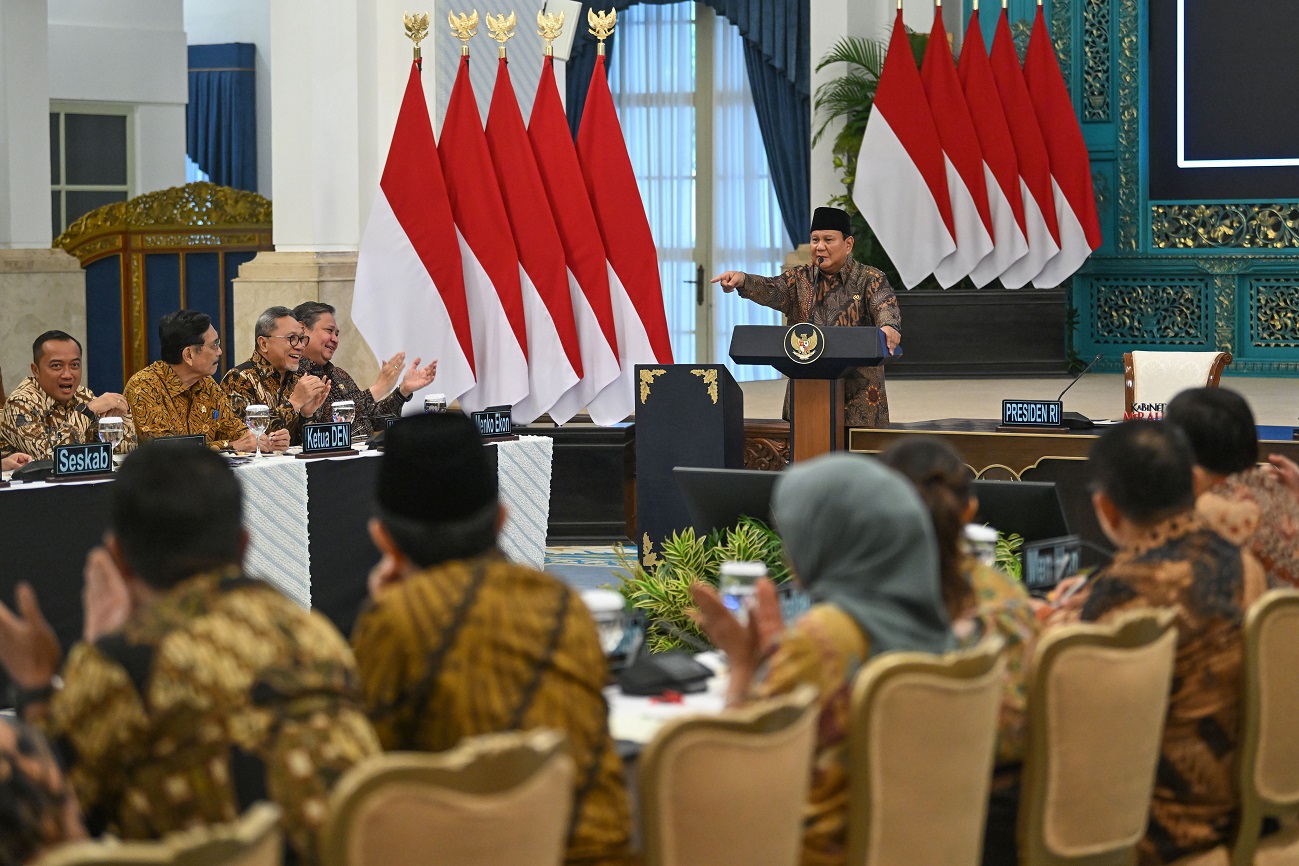 Presiden Prabowo Subianto (atas, kanan) memimpin Sidang Kabinet Paripurna di Istana Negara, Jakarta, Senin (10/10/2025).
